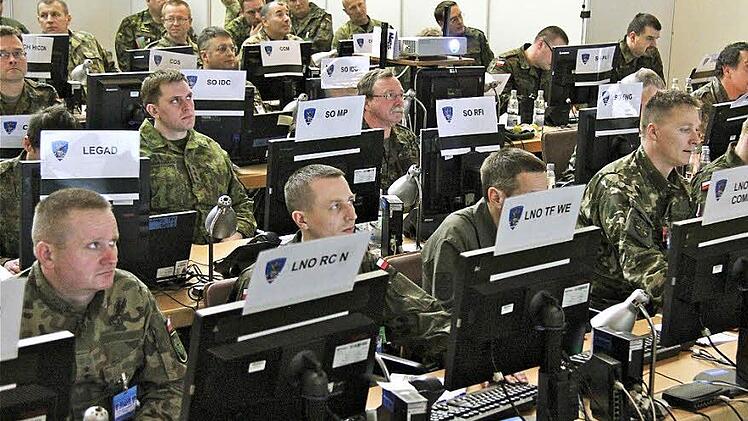 Das Nervenzentrum der Stabsarbeit befindet sich in einem Saal voller Computer.Fotos: Gerd Schaar