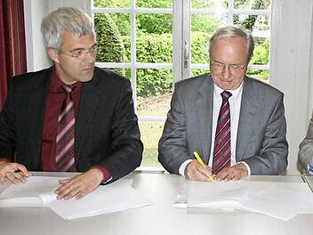 Bürgermeister Timo Ehrhardt, FWO-Verbandsvorsitzender Heinz Köhler und FWO-Geschäftsführer Markus Rauh unterzeichnen die Verträge.