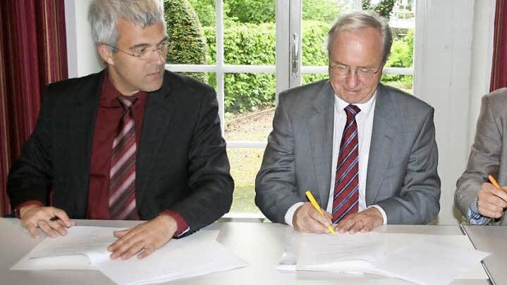 Bürgermeister Timo Ehrhardt, FWO-Verbandsvorsitzender Heinz Köhler und FWO-Geschäftsführer Markus Rauh unterzeichnen die Verträge.