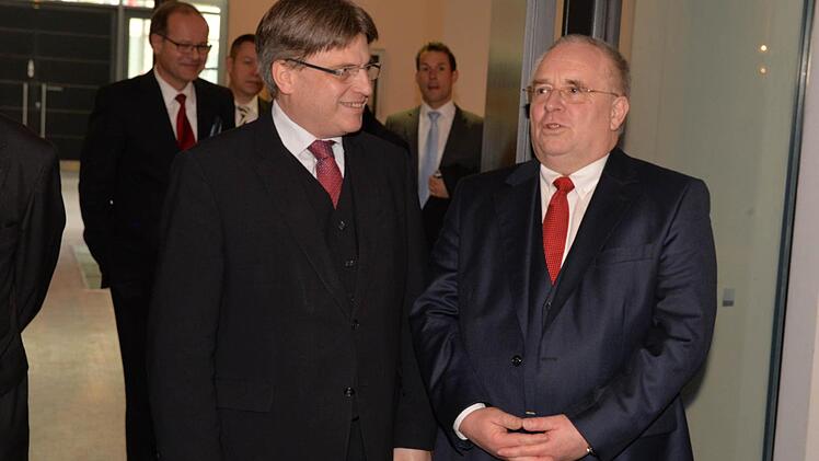 Der Justizminister und der Generalstaatsanwalt auf dem Weg in den Theatersaal