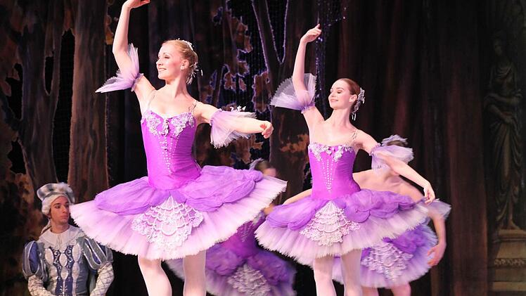 Zart und elfengleich begeisterten die Feen mit prächtigen Tänzen. Foto: Sonja Adam