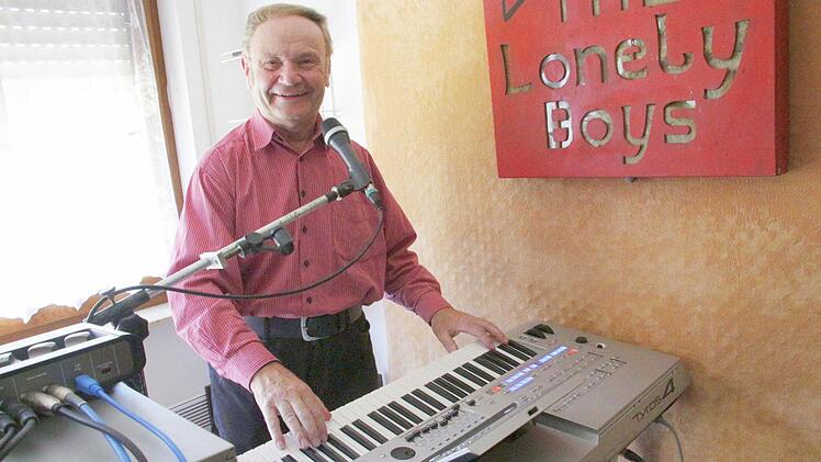 Auch am Keyboard ist Burkard in seinem Element.  Foto: Josef Hofbauer