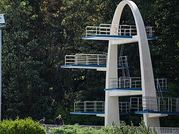 Der Sprungturm des Freibades in Kulmbach. Foto: dpa