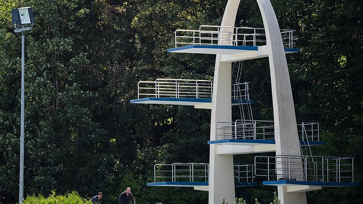 Der Sprungturm des Freibades in Kulmbach. Foto: dpa