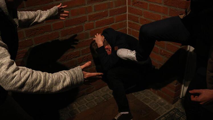 Ein 21-jähriger ist in Nürnberg nach Tritten gegen den Kopf seines Opfers festgenommen worden. Symbolfoto: Christopher Schulz