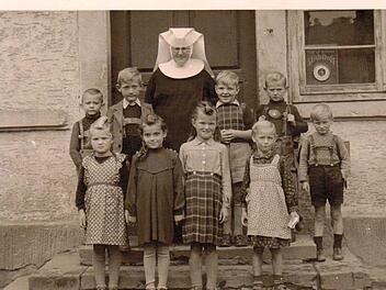 Jahrgang 1946 Burkardroth - Das Foto stammt aus dem Privatarchiv von Wolfgang Mahlmeister und zeigt die Burkardrother Schüler des schwachen Nachkriegsjahrgangs 1946 mit ihrer Lehrerin. Repro:Kupka-Hahn