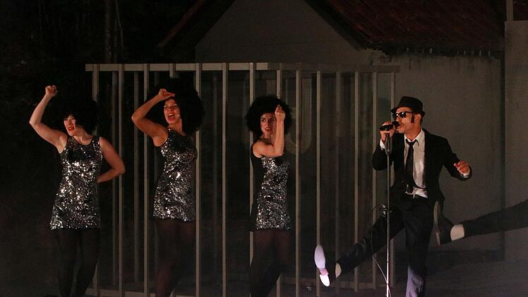 Die Musical Comedy "Blues Brothers in Prison" feierte Premiere auf der Waldbühne Heldritt.Foto: Jochen Berger