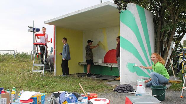 Das Team der Jugendpflege setzt seine Ideen f&uuml;r das Betonhaus um. Im Vordergrund rechts ist das Papp-Modell zu  sehen. Foto: Christian Dre&szlig;el