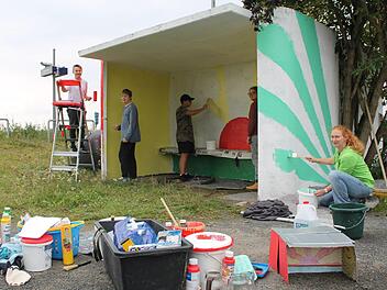 Das Team der Jugendpflege setzt seine Ideen für das Betonhaus um. Im Vordergrund rechts ist das Papp-Modell zu  sehen. Foto: Christian Dreßel