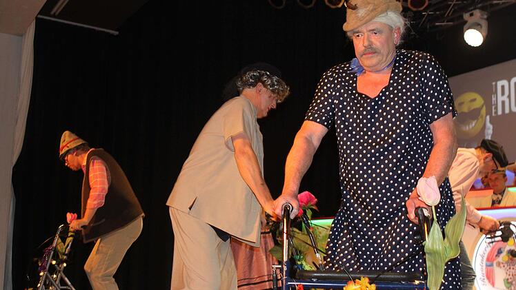 "The Rolling Bones" hatten gut gelagerte Rollatoren für ihren Tanz auf die Bühne mitgebracht. Foto: Michael Wunder