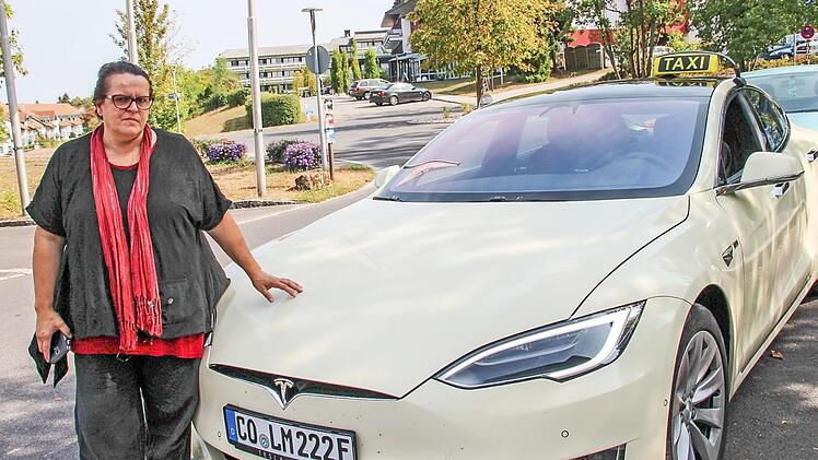 Das Taxi von Karin Olm wird an der Steckdose getankt. Fotos: Svenja Sollmann