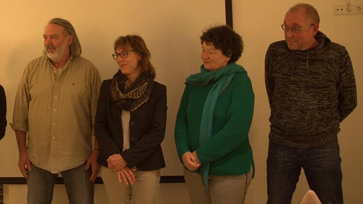 Martin Finzel, Vorsitzender der Initiative Rodachtal, ließ es sich nicht nehmen den frischgebackenen Lutherfindern Bettina Knauth, Wolfgang Schott, Sabine Martinez, Jürgen Scherzer und Martina Rohner zur erfolgreich absolvierten Ausbildung zu gratulieren (von links). Es fehlte Lutherfinder Dr. Klaus Schwenk. Führungen der ausgebildeten Gästeführer mit dem Schwerpunkt auf dem Reformator sollen die Tourismuslandschaft im Rodachtal bereichern. Foto: Knauth