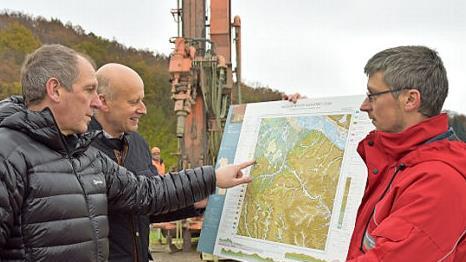 Die k&uuml;rzlich fertiggestellte geologische Karte "Knetzgau" &uuml;bergaben die Geologen Roland Eichhorn (links) und Sebastian Specht (rechts) vom Landesamt f&uuml;r Umwelt an Knetzgaus B&uuml;rgermeister Stefan Paulus.