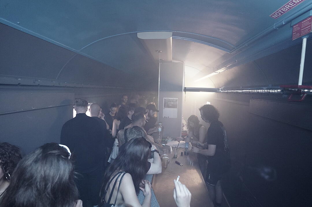 Party im Zug - Raver*innen tanzen zu Techno-Beats