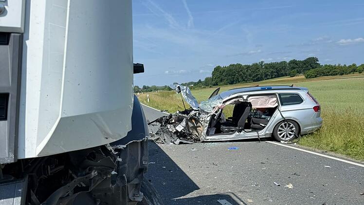 Heßdorf: Lkw stößt frontal mit Auto zusammen - Person eingeklemmt
