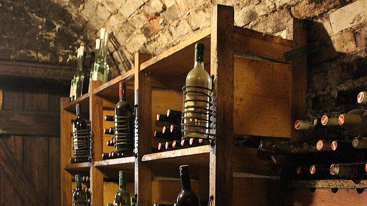 Probiere dich durch verschiedene Weinsorten bei der Nacht der offenen Weinkeller 2025 in Würzburg.