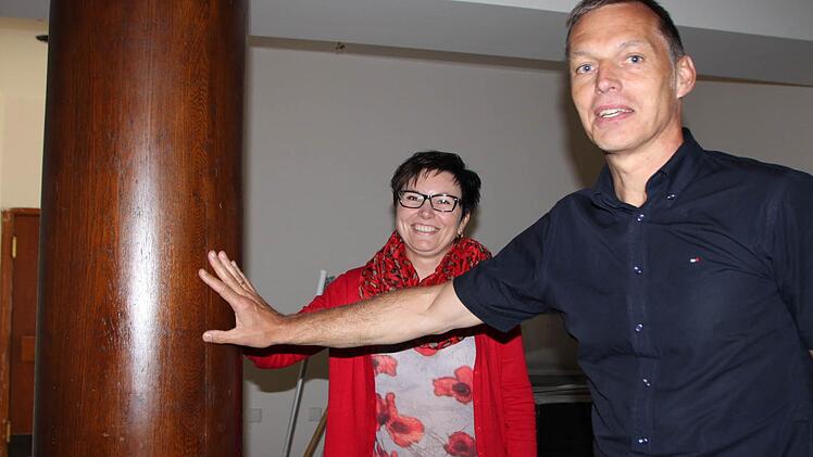 Im Foyer haben Architekt Stefan Richter und Lichtplanerin Natalja Lepichin die Säulen aus Eichenholz freilegt. Sie waren vorher übermalt.