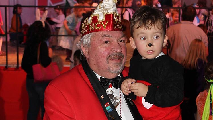 Beim Kinderfasching im Anschluss an die Prunksitzung des Neunkirchener Karneval Vereins wurden auch die schönsten Kostüme prämiert.  Foto: fra-press