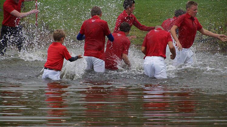 Wasser statt Sekt: Auf ungewöhnliche Art und Weise feiern die Jung-Golfer vom GC St. Leon Rot ihren Titelgewinn. Foto: Anton Then
