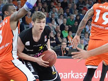 Center Andreas Seiferth (r.) war Bayreuths Topscorer.  Foto: Peter Mularczyk