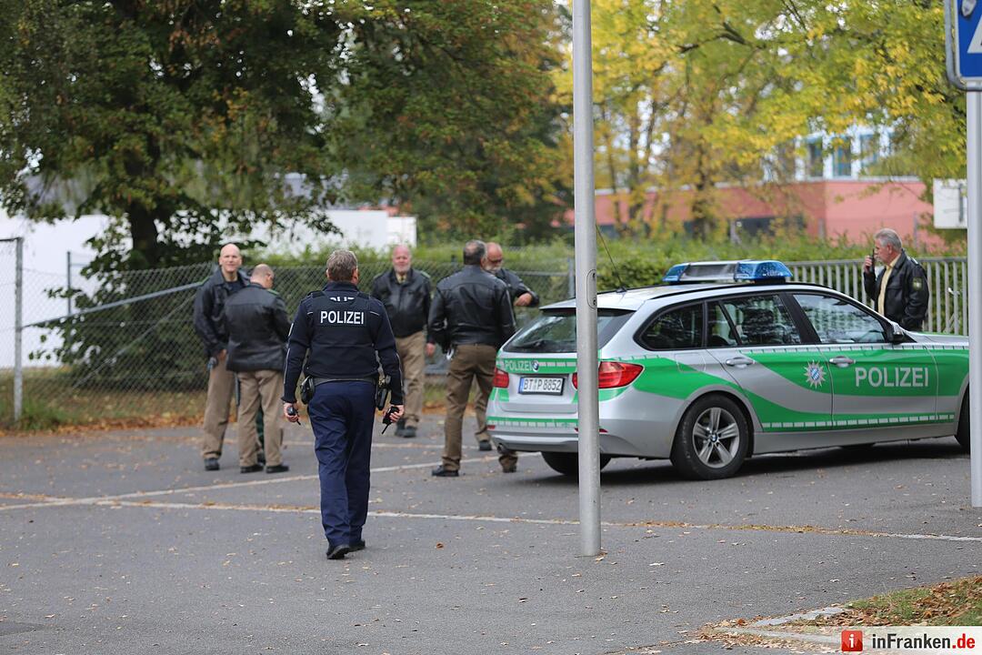15-Jaehriger Schüler drohte Gewaltverbrechen an - Grosseinsatz der Polizei in Selb - Schule stundenlang abgeriegelt
