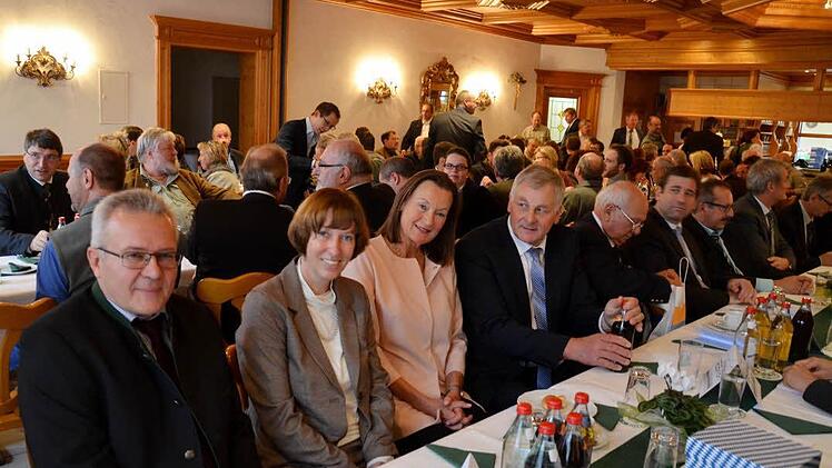 Der neue Behördenleiter Leitender Forstdirektor Hans-Rüdiger Schmittnägel, seine Frau Angelika, Irmgard Knorr und sein Vorgänger im Amt Andreas Knorr. Foto: Andrea Spörlein