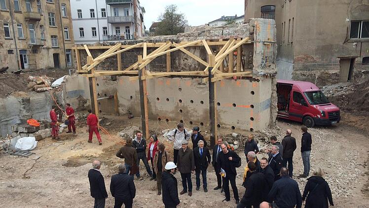 So war die Bamberger Stadtmauer aus dem Hochmittelalter seit Jahrhunderten nicht mehr zu sehen.   Foto:
