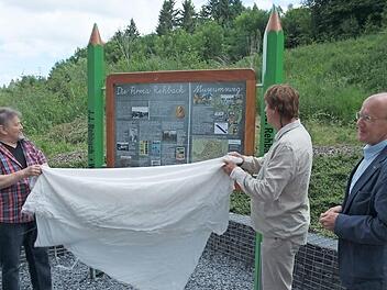 Gerd Daum (l.) und Marco Pensel, der jüngste Sohn der Fabrikantendynastie, enthüllen die Erinnerungstafel zusammen mit Zweitem Bürgermeister Ludwig Pötzinger (r.). Foto: Norbert Neugebauer