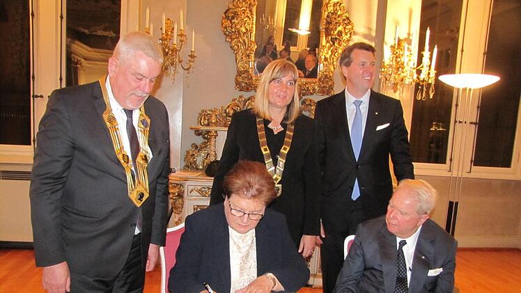 Beim Eintrag ins Goldene Buch (von links): Coburgs OB Norbert Tessmer, Barbara Stamm, Bürgermeisterin Birgit Weber, Hubertus und Andreas Prinz von Sachsen-Coburg und Gotha. Foto: Martin Koch