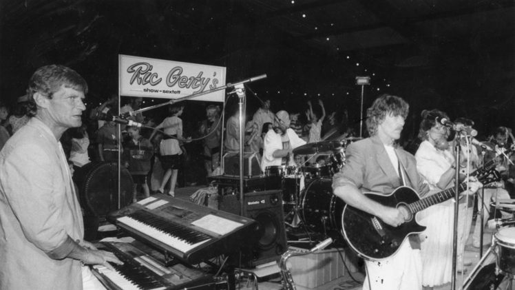 Vorne spielte die Musik (auf unserem Foto von 1990 ist es die Showband "Ric Gerty's") und hinter der Bühne wurde getanzt. Das ist auf dem neuen Podium nicht mehr möglich.  Foto: FT-Archiv