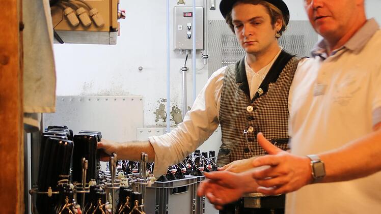 Bis Ende August arbeitet in der Kommunbräu ein Brauer auf der Walz mit. Für Braumeister Alexander Matthes (rechts) ist die Zusammenarbeit mit Kaspar "ein Glücksfall". Klaus Klaschka