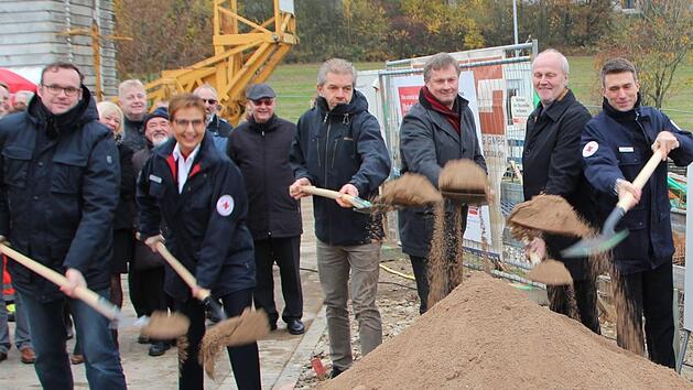 BRK-Kreisvorsitzender Stefan M&uuml;ller (rechts) begr&uuml;&szlig;te zum Spatenstich Adam Hofmann von der Baufirma, BRK-Kreisgesch&auml;ftsf&uuml;hrerin Beate Ulonska, ihren Stellvertreter Jan Pyschny, Architekt Stefan Quandt und B&uuml;rgermeister Gerald Brehm (von links).  Foto: Andreas Dorsch
