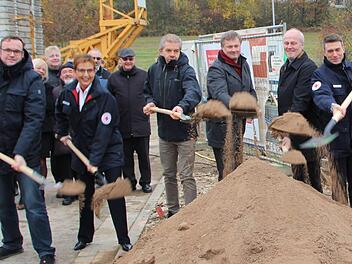 BRK-Kreisvorsitzender Stefan Müller (rechts) begrüßte zum Spatenstich Adam Hofmann von der Baufirma, BRK-Kreisgeschäftsführerin Beate Ulonska, ihren Stellvertreter Jan Pyschny, Architekt Stefan Quandt und Bürgermeister Gerald Brehm (von links).  Foto: Andreas Dorsch
