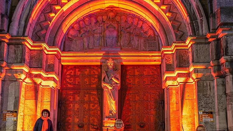 Die Heilig Geist Kirche in Schweinfurt leuchtet in Orange w&auml;hrend der Aktion "Zonta Says NO" (orange your city). Unser Foto zeigt die Pr&auml;sidentin des ZC Bad Kissingen-Schweinfurt, Doris Engelhardt (Mitte) mit den Zonta-Mitstreiterinnen Prof. Christiane Walter (rechts) und Maria Seiwert. Foto: Anne Schmeltzer
