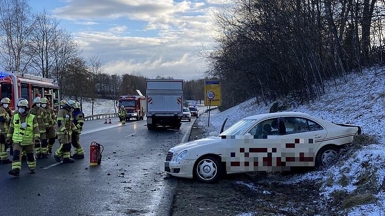 Unfall zwischen Auto und Lkw auf B303