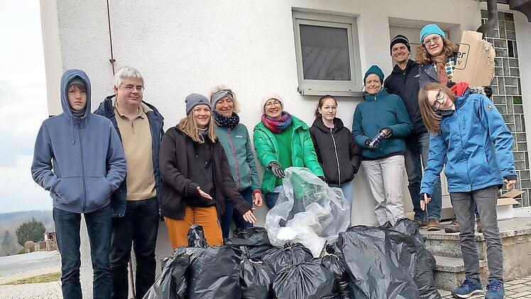 Die Gruppe Laudato Si der katholischen Kirchgemeinde St. Marien und der evangelischen Kirchge-meinde Katharina von Bora samt Verst&auml;rkung durch einige Familienmitglieder befreite an verschiedenen Ecken im Stadtteil Coburg-Nord und auf der Lauterer H&ouml;he Gr&uuml;nfl&auml;chen und Geb&uuml;sch von achtlos Weggeworfenem.