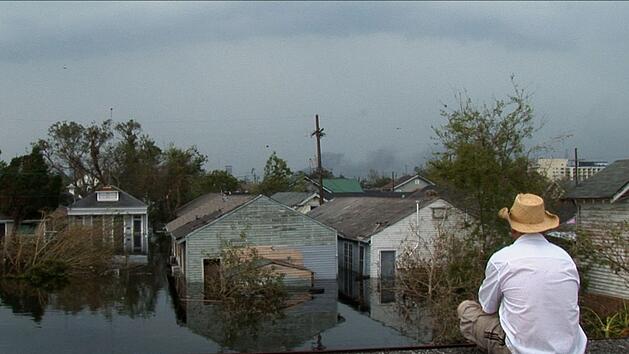 Als nach Hurrikan Katrina die Dämme brachen, wurden weite Teile von New Orleans überflutet. Viele Menschen mussten sich auf ihre Dächer retten und auf Evakuierung hoffen. Für viele kam die Hilfe zu spät.