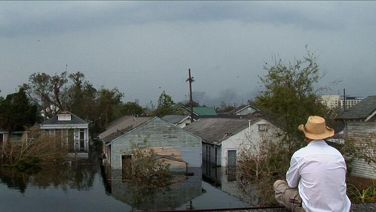 Als nach Hurrikan Katrina die Dämme brachen, wurden weite Teile von New Orleans überflutet. Viele Menschen mussten sich auf ihre Dächer retten und auf Evakuierung hoffen. Für viele kam die Hilfe zu spät.