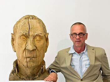 Gerhard Nerowski neben seiner Skulptur "Heinz" (Eiche gefasst). Foto: Jochen Berger