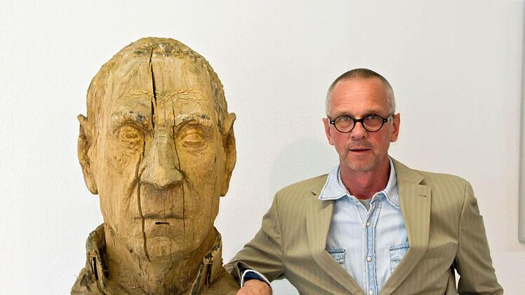 Gerhard Nerowski neben seiner Skulptur "Heinz" (Eiche gefasst). Foto: Jochen Berger