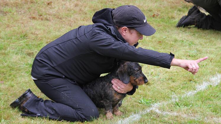 Letzte Einweisungen bevor es losgeht. Einfach geradeaus über die Ziellinie, wenn das so einfach wäre. Bei so vielen anderen Hunden ist man schnell abgelenkt. Foto: Mariell Dörrschmidt