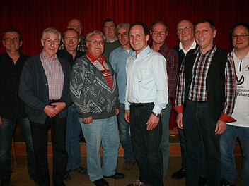 Vorsitzender Manfred Selner (links) und sein Stellvertreter Steffen Schneider (rechts) gratulieren den treuen Jubilaren. Foto: Gabriele Sell