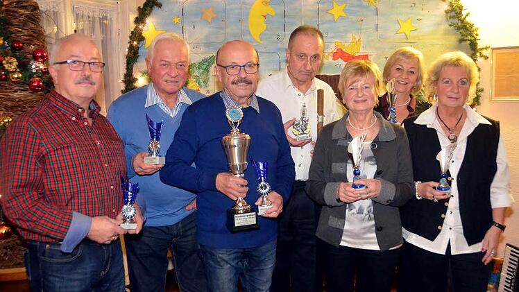 Vereinsmeister beim Rauchclub Blaue Wolke Steinach wurden (von links): Alois Gundalach (3.), Manfred Rätsch (2.) und Vereinsmeister Oskar Höchemer, Richard Freibott errang den Lucky-Loser-Pokal, Heidi Höchemer wurde Vereinsmeisterin, daneben die 2. Ulla Dempsey sowie die Drittplazierte, Lorette Weiß. Foto: Peter Rauch