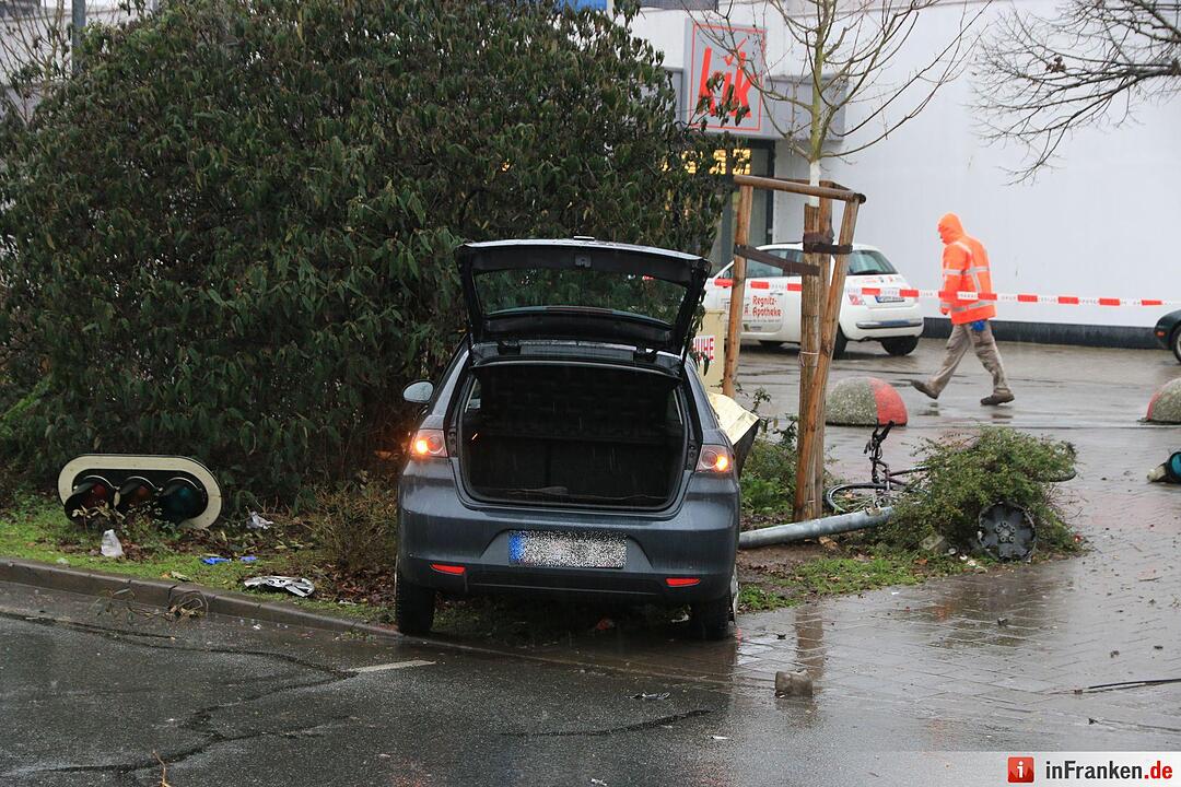 Auto fährt in Forchheim in Menschengruppe