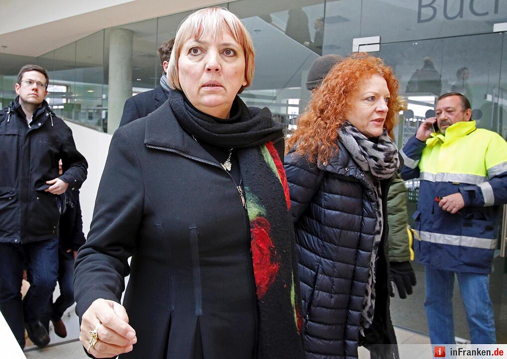 Bundestagsvizepräsidentin Claudia Roth (Grüne, l) und Margarete Bause, Fraktionsvorsitzende der Grünen im Bayerischen Landtag kommen am 10.02.2016 in Bad Aibling (Bayern) auf dem Weg zu einem Empfang für Vertreter der Rettungskräfte. Bei dem Unglück waren mindestens zehn Menschen getötet worden, es gab rund 80 Verletzte. Foto: Uwe Lein/dpa