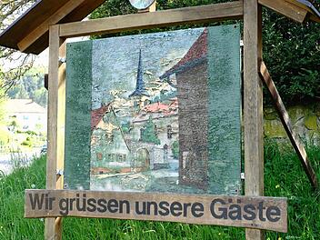 Das Begrüßungsschild am Sulzthaler Ortseingang soll am kommenden Freitag saniert werden. Foto: Gerd Schaar