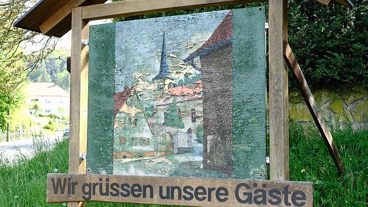 Das Begrüßungsschild am Sulzthaler Ortseingang soll am kommenden Freitag saniert werden. Foto: Gerd Schaar