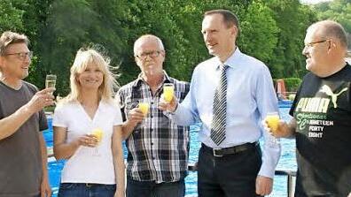 Auf die Saisoneröffnung im Eltmanner Freibad stoßen an (von links): Wolfgang Tully als Verantwortlicher in der Stadtverwaltung, Schwimm-Meisterin Lilly Grüne, Schwimm-Meister Ralf Weigand, Bürgermeister Michael Ziegler und Kiosk-Pächter Klaus Oppelt. Fotos: Sabine Weinbeer