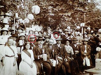 Festlich gekleidet waren die Menschen beim Kasendorfer Kellerfest um 1900. Eingerahmt die Großeltern von Hans-Dieter Ernst, der in Opas Bilderkiste gekramt hat.  Foto: privat