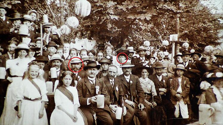 Festlich gekleidet waren die Menschen beim Kasendorfer Kellerfest um 1900. Eingerahmt die Großeltern von Hans-Dieter Ernst, der in Opas Bilderkiste gekramt hat.  Foto: privat